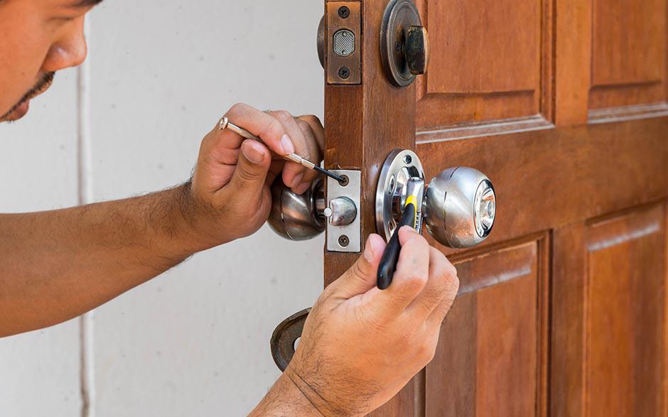porte claquée serrurier Fosses